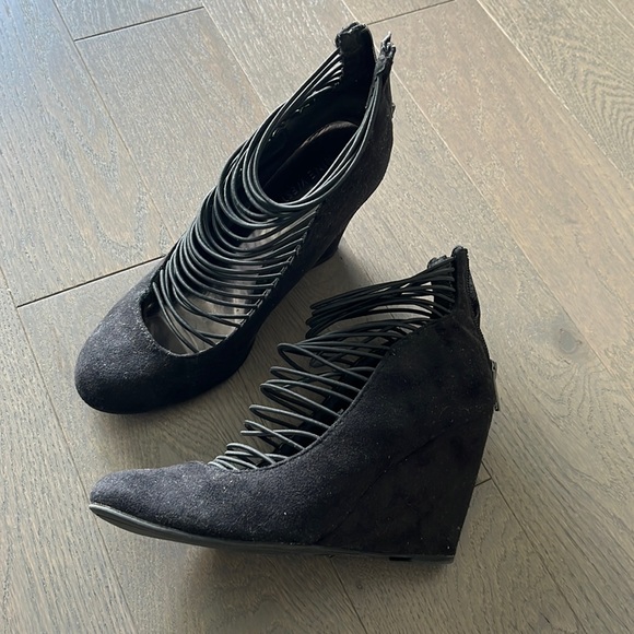 Black Wedge Heels from Nine West, size 7 - Picture 1 of 6